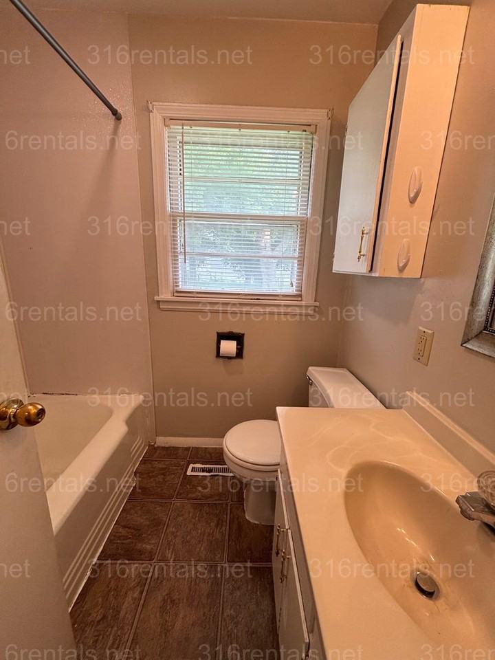 1423 Terrace Dr - Photo 4 of 14