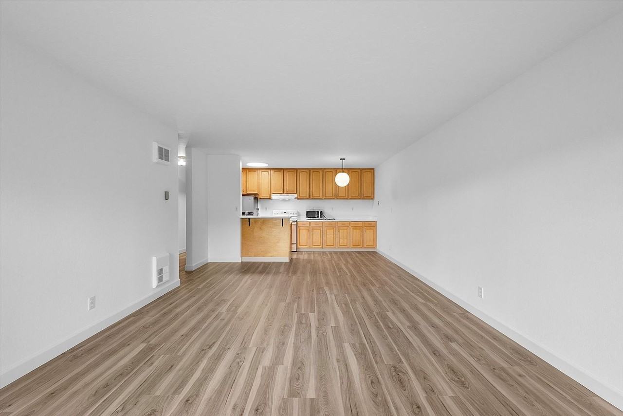 306 Shorepoint Ct #306 - Photo 3 of 20