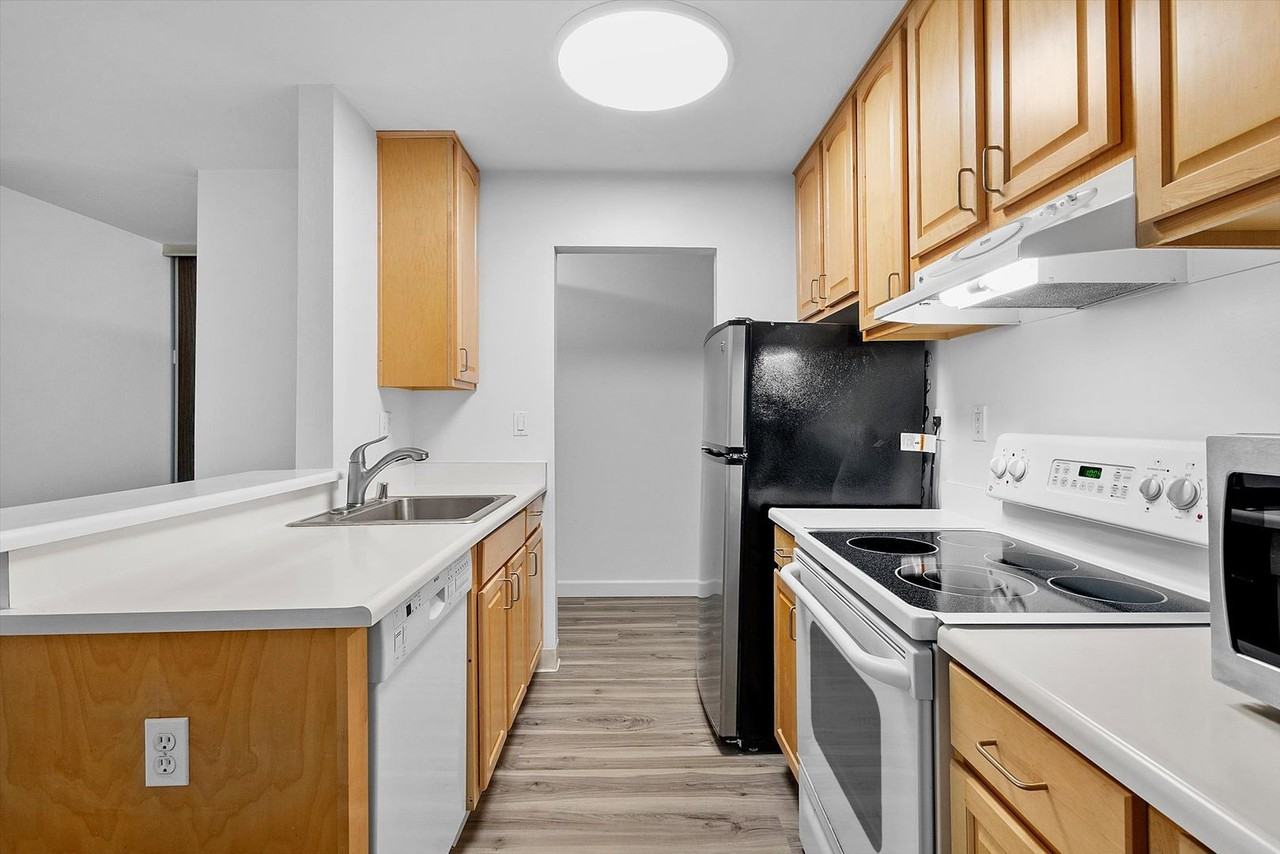 306 Shorepoint Ct #306 - Photo 4 of 20