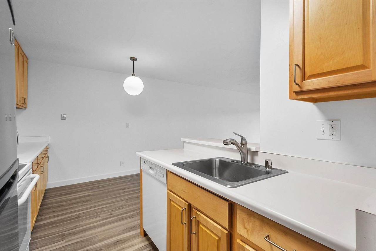 306 Shorepoint Ct #306 - Photo 5 of 20