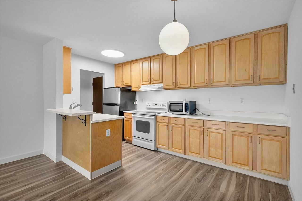 306 Shorepoint Ct #306 - Photo 7 of 20