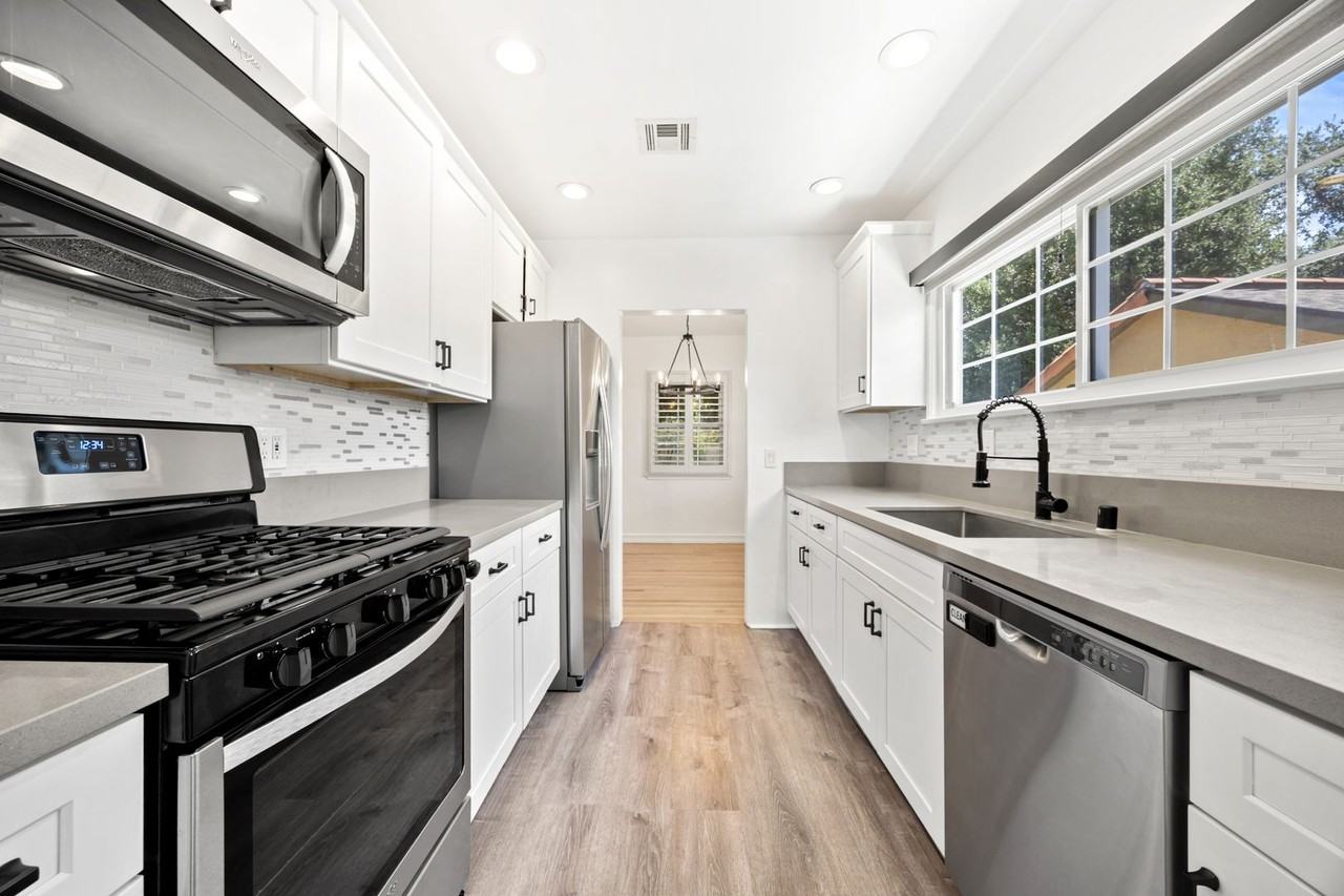 1041 Rose Ave - Photo 3 of 30