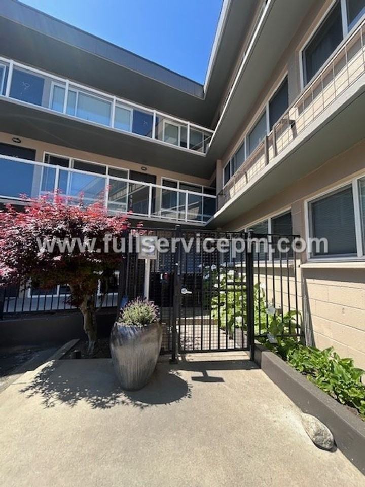 3151 Alki Ave Sw - Photo 4 of 29