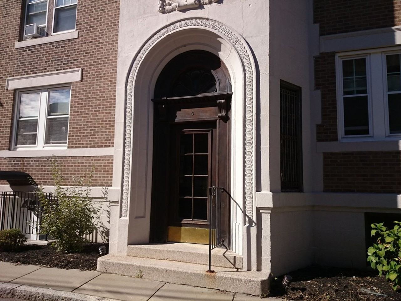 5 Colliston Rd Apt B - Photo 2 of 8