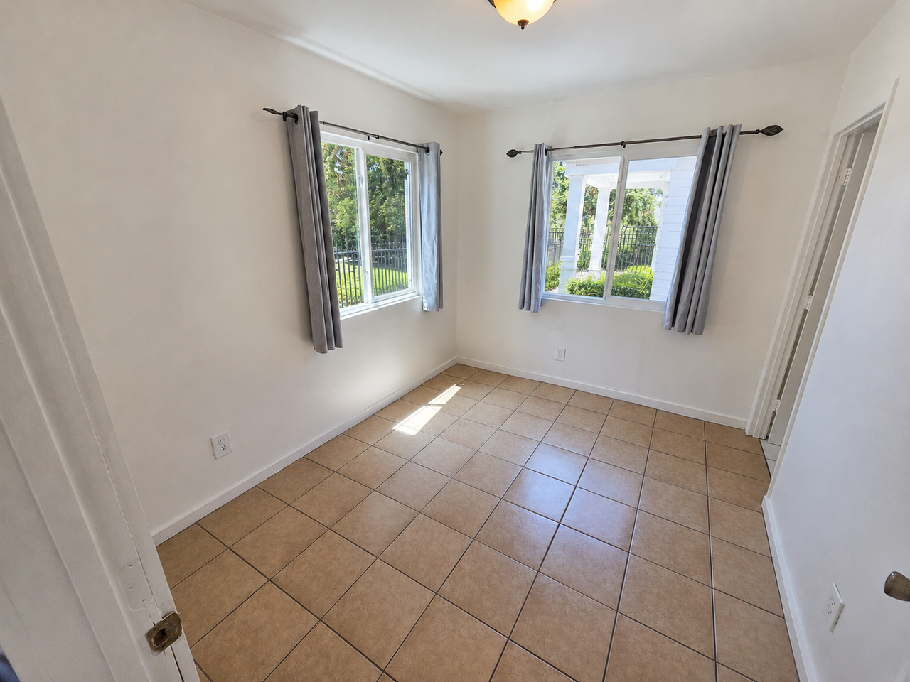 2910 2nd Ave - Photo 4 of 24