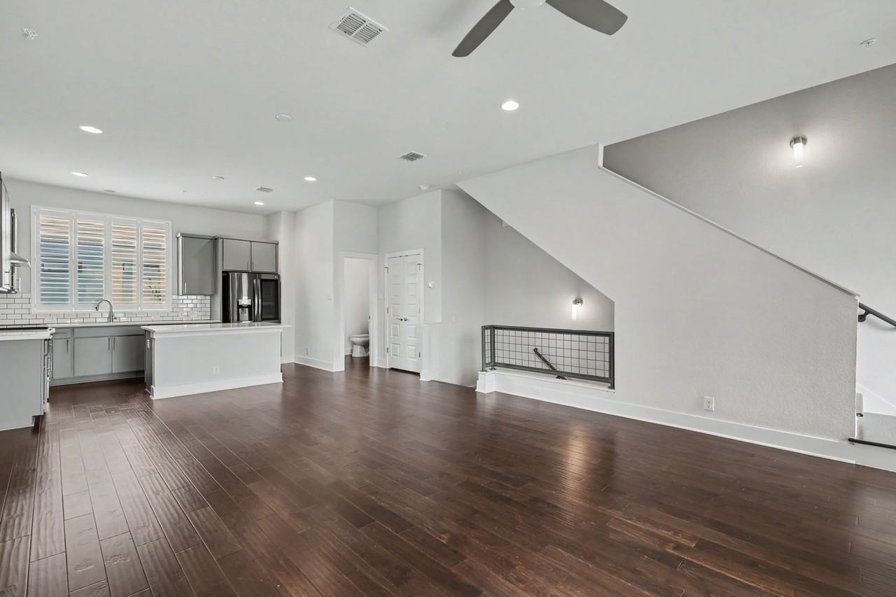 1606 N Hackberry #102