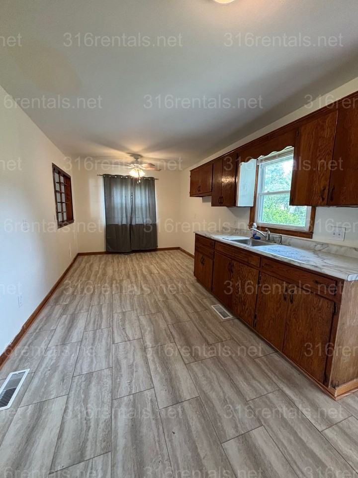 544 N 11th St - Photo 3 of 9