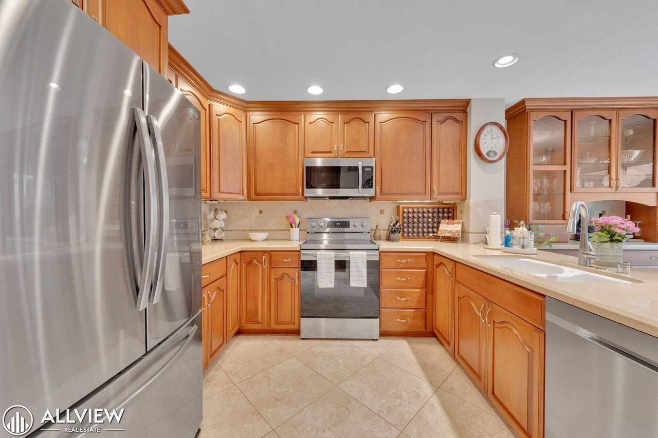 17547 Devereux Rd - Photo 2 of 50