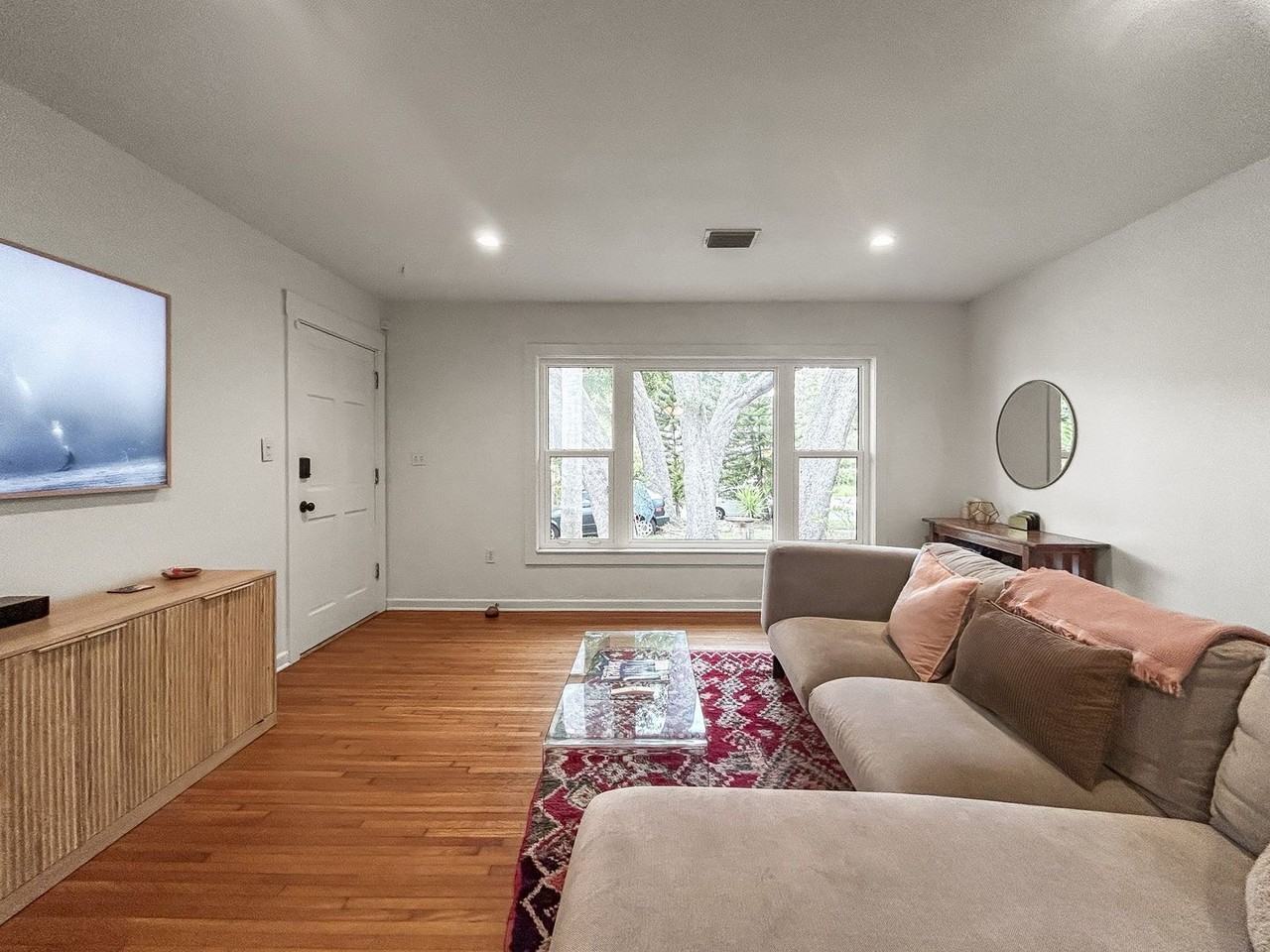 1021 Iroquois St - Photo 3 of 18