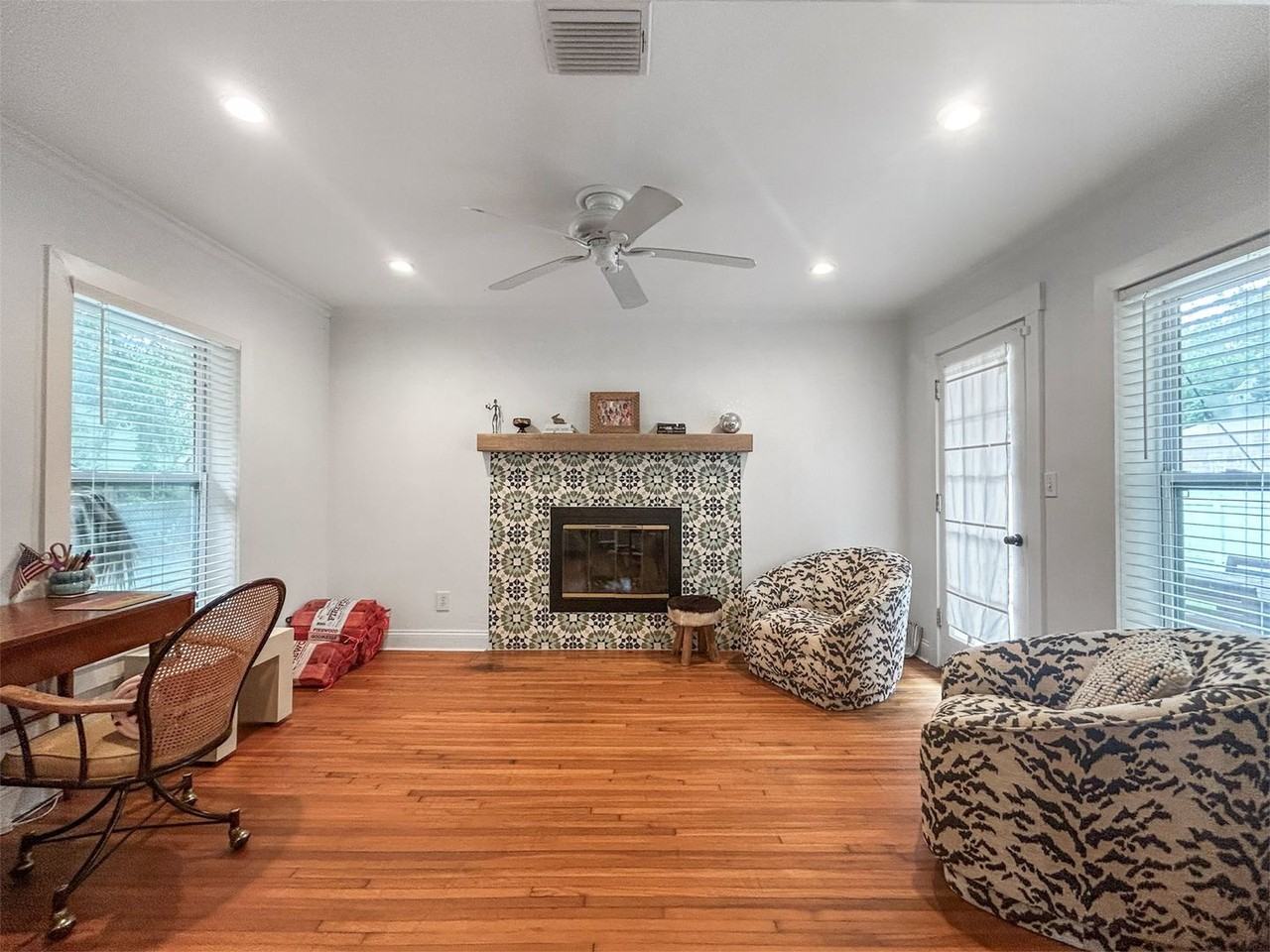 1021 Iroquois St - Photo 4 of 18
