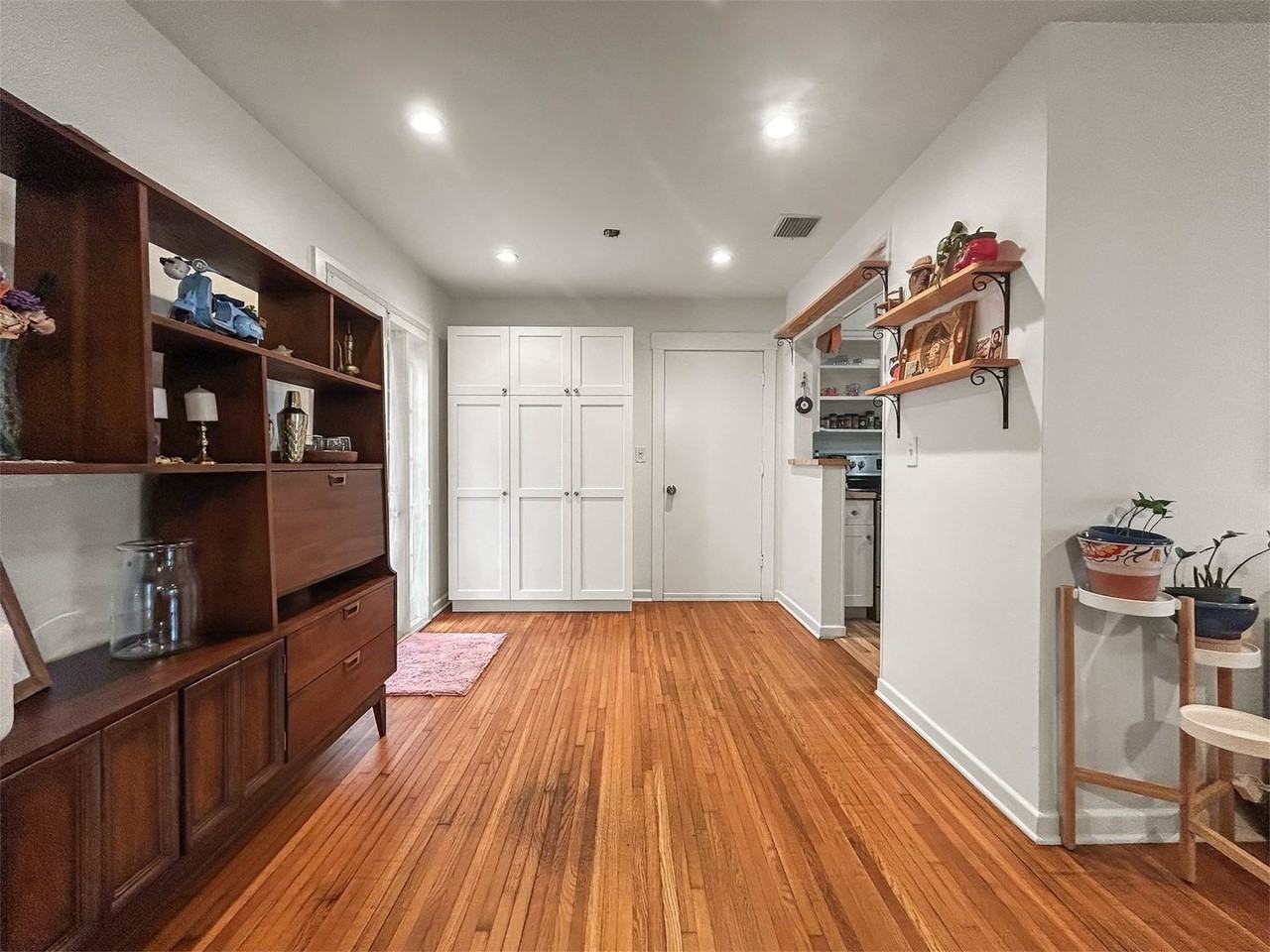 1021 Iroquois St - Photo 6 of 18