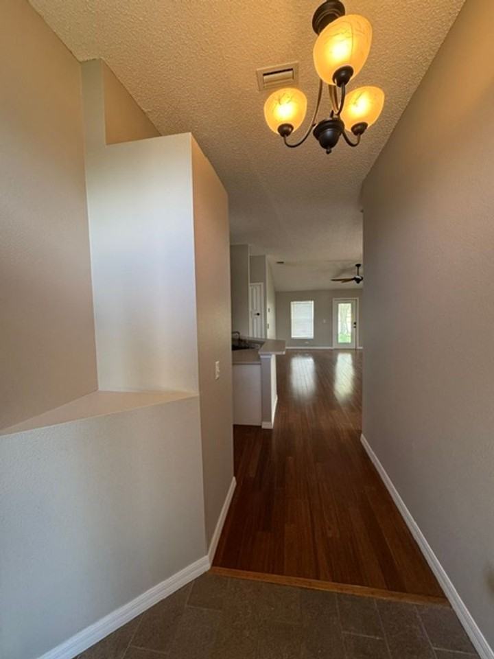 1483 Hemingway Blvd - Photo 4 of 30