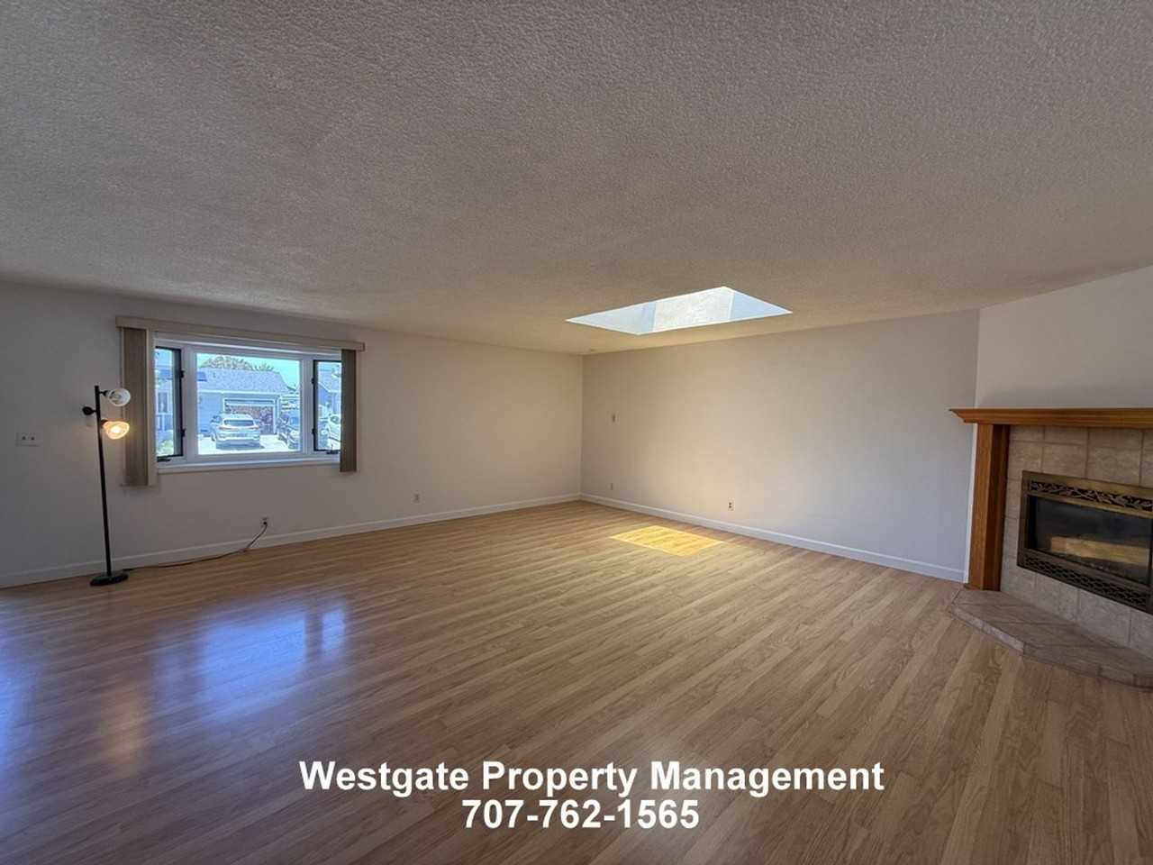 1336 Marian Way - Photo 5 of 27