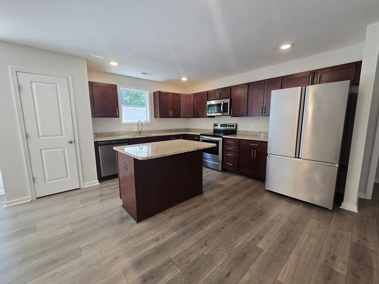 313 Mann St - Photo 4 of 14