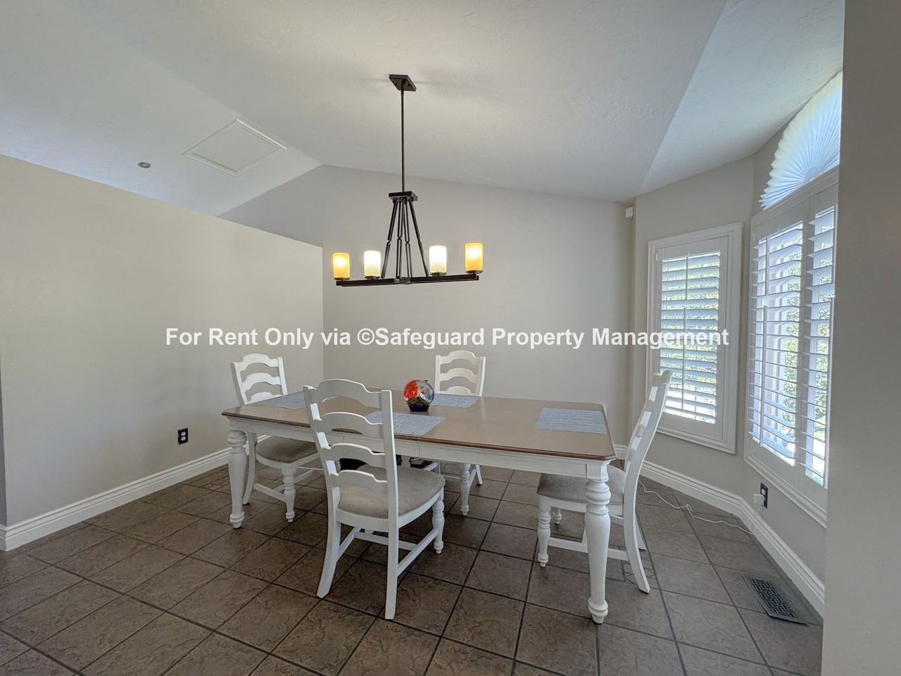 15052 S Manilla Dr - Photo 3 of 22