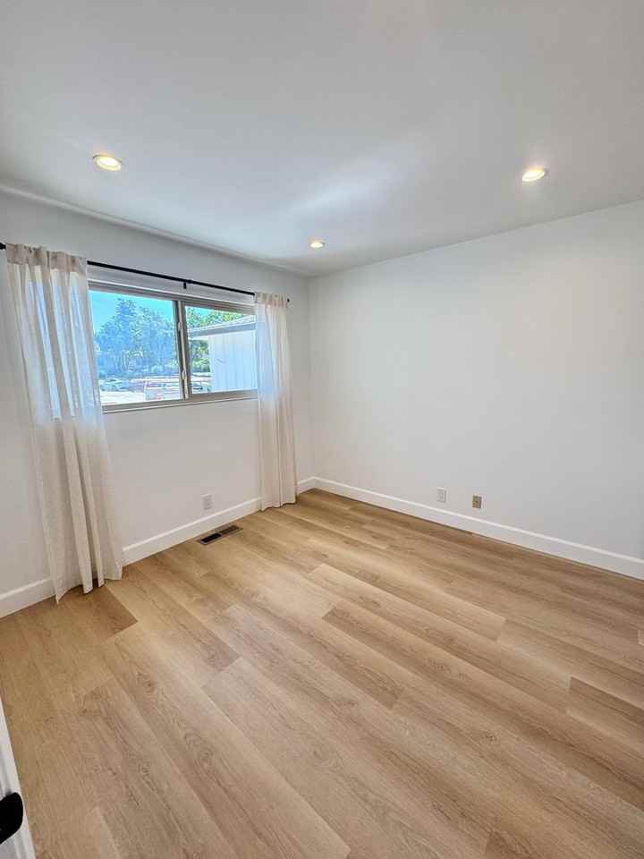 9887 Broadmoor Dr - Photo 7 of 16