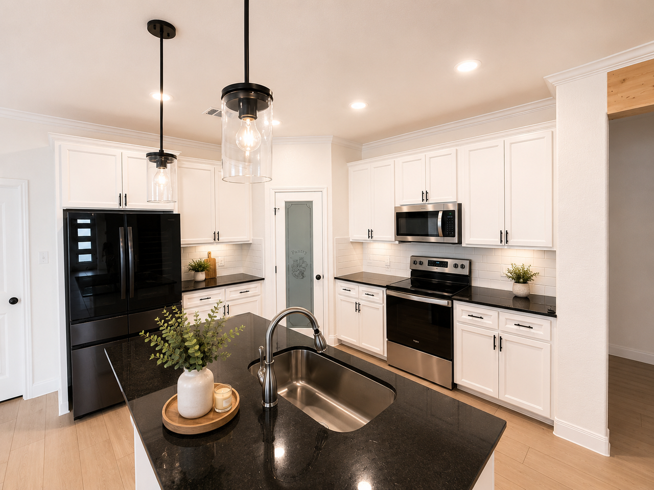 2089 Mercer St - Photo 3 of 19