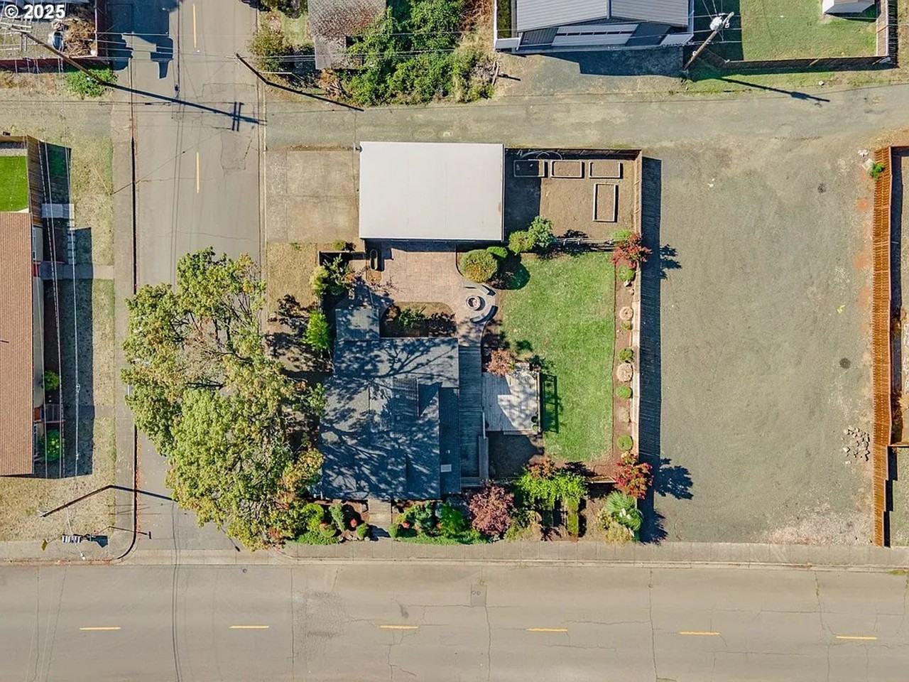 1021 Deal St - Photo 3 of 32
