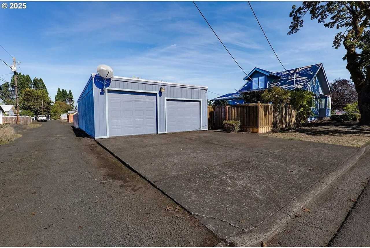 1021 Deal St - Photo 6 of 32