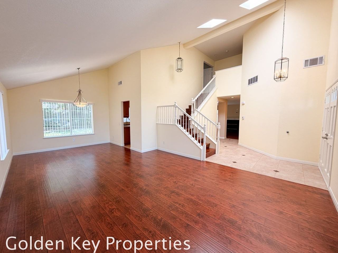 533 Edgewater Ave - Photo 4 of 33