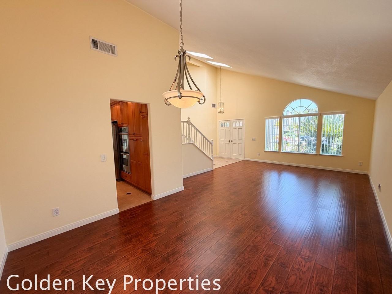 533 Edgewater Ave - Photo 5 of 33