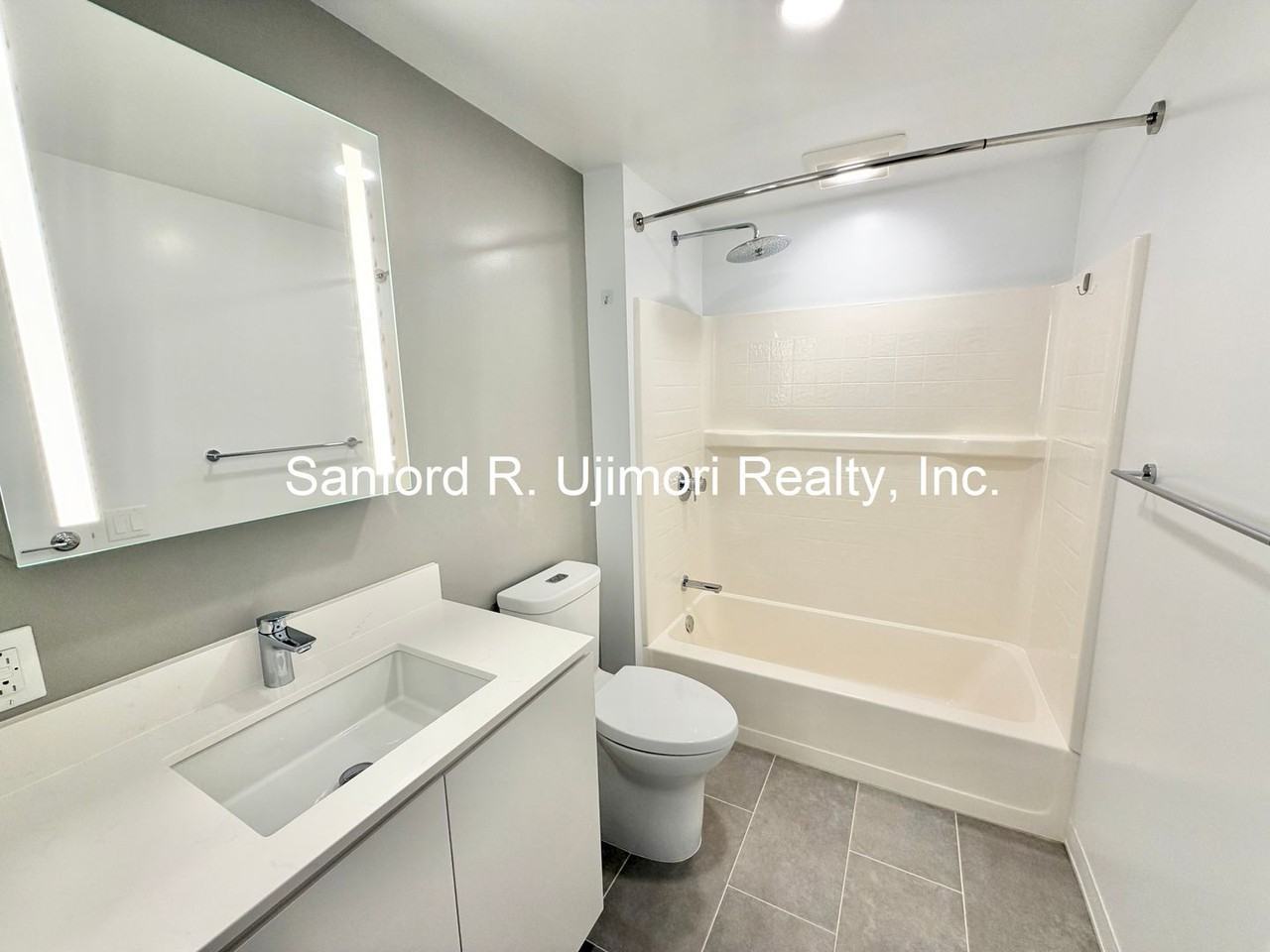 987 Queen St #2811 - Photo 3 of 13