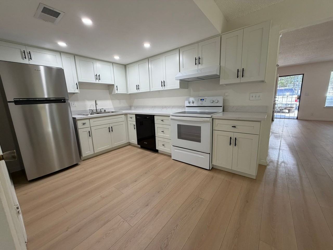 5061 Shell St - Photo 3 of 50