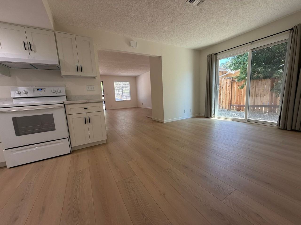 5061 Shell St - Photo 4 of 50