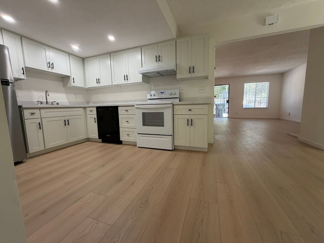 5061 Shell St - Photo 5 of 50