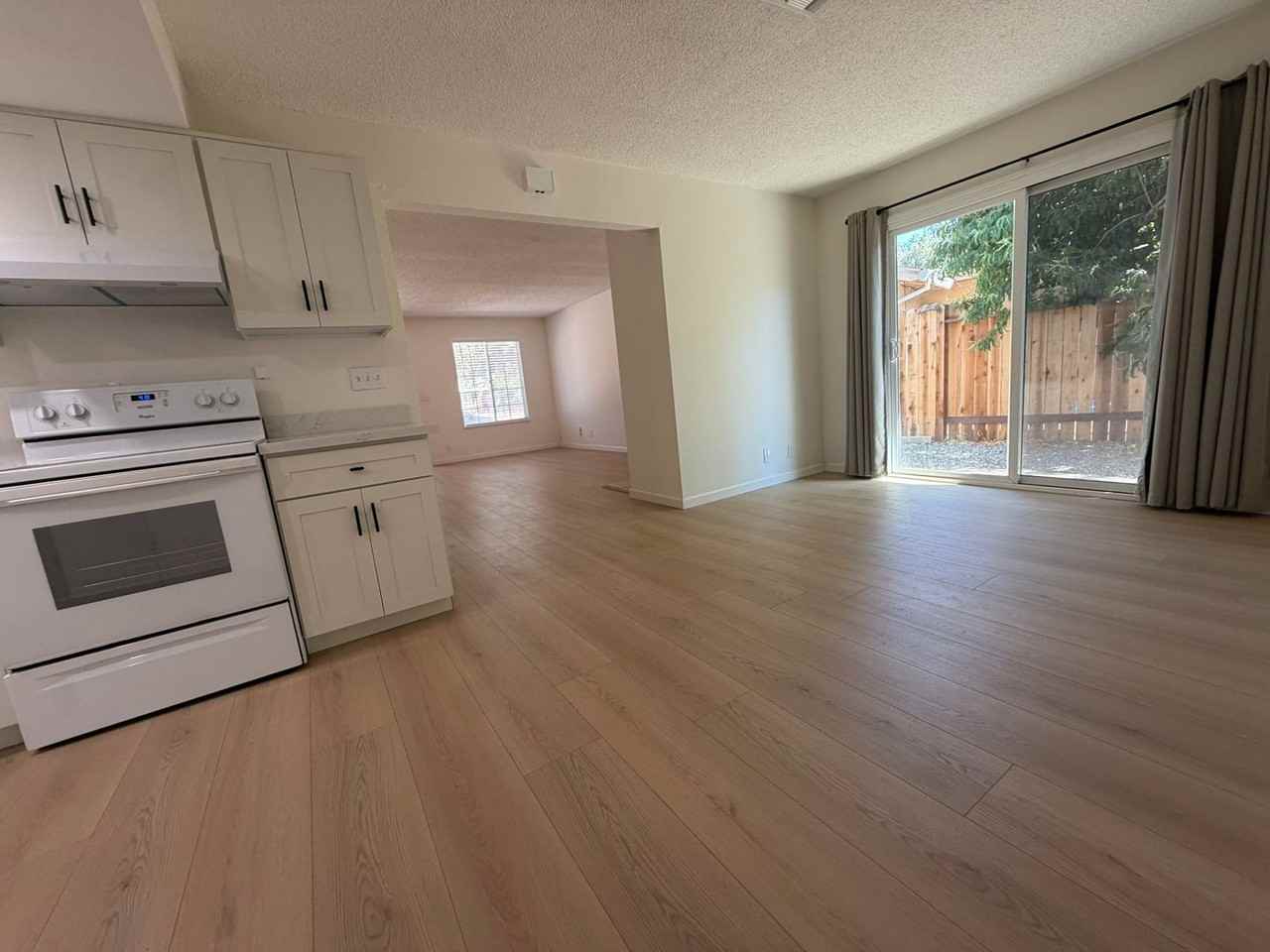 5061 Shell St - Photo 6 of 50