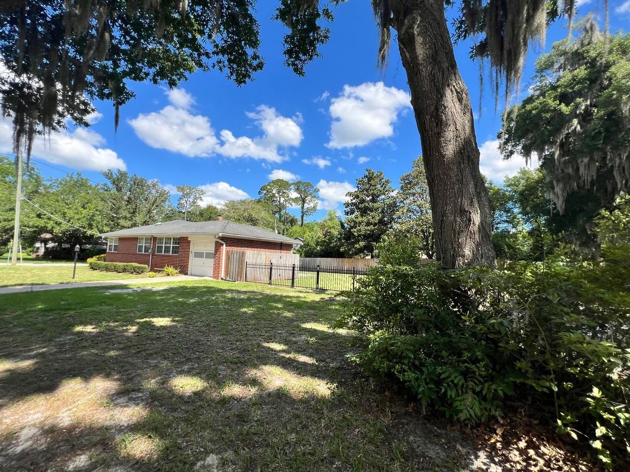 1377 Tiber Ave - Photo 4 of 40