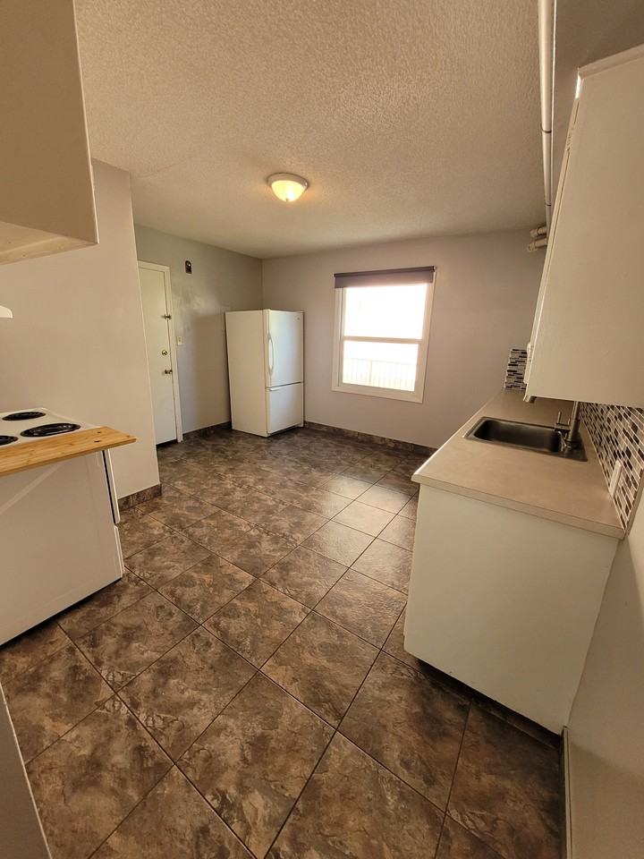 3701 15 St Sw - Photo 4 of 12