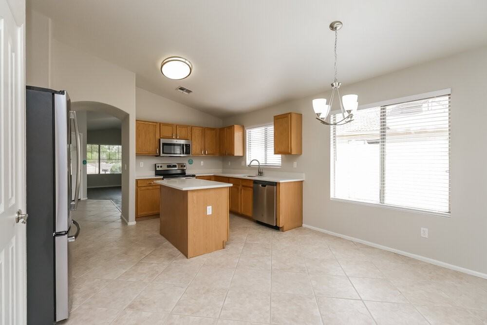 1427 E Vernoa St - Photo 6 of 16