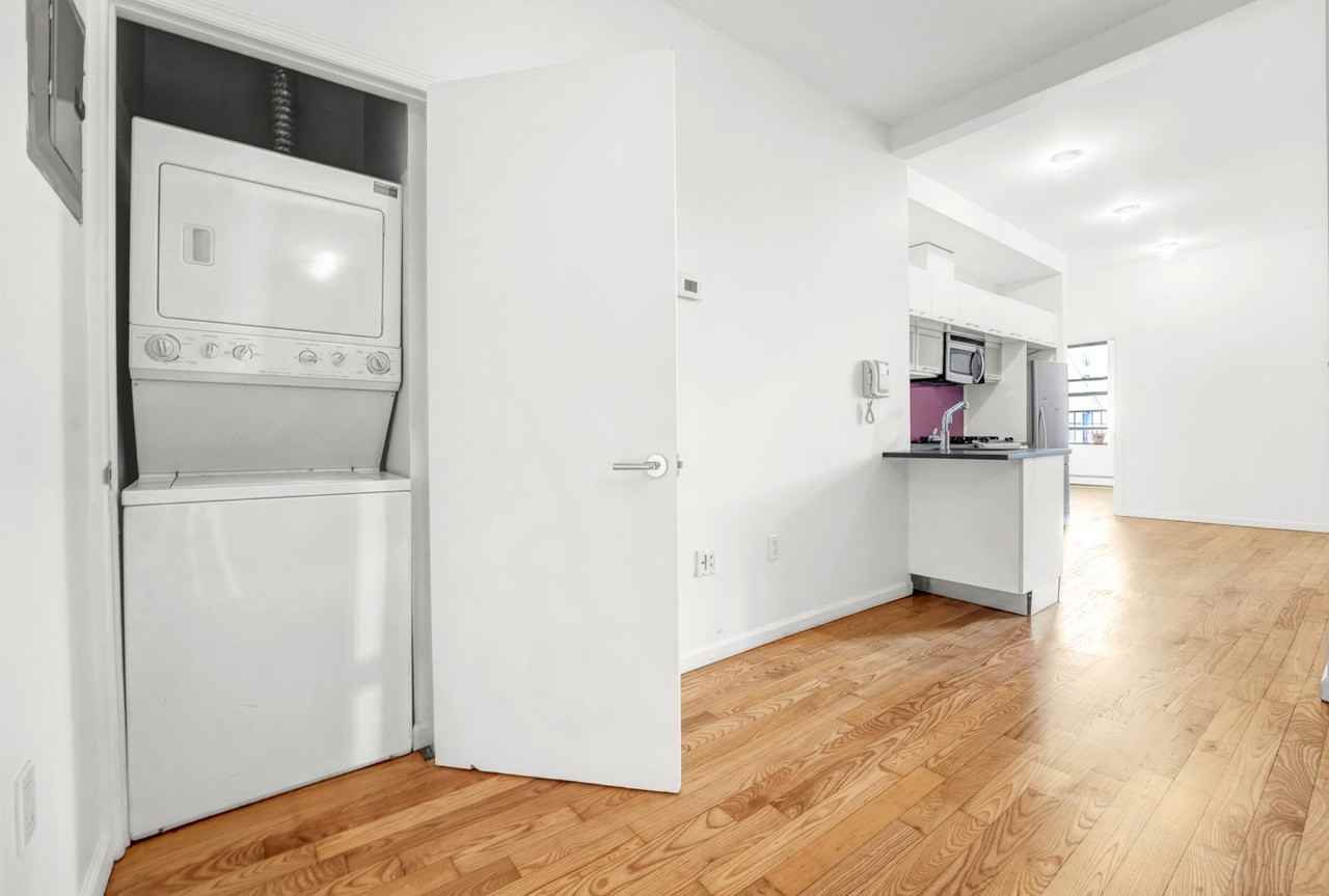 1060 Putnam Ave #2R - Photo 4 of 15
