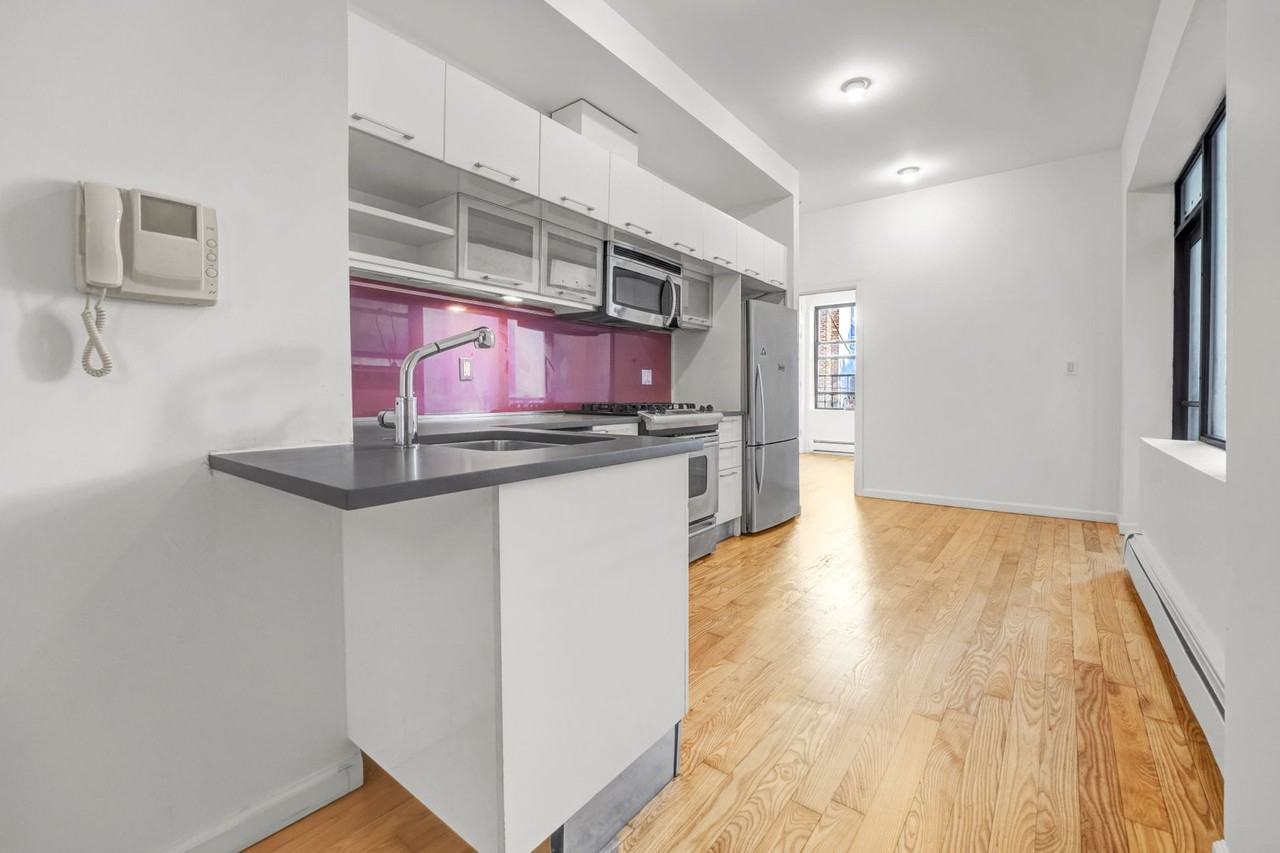 1060 Putnam Ave #2R - Photo 5 of 15