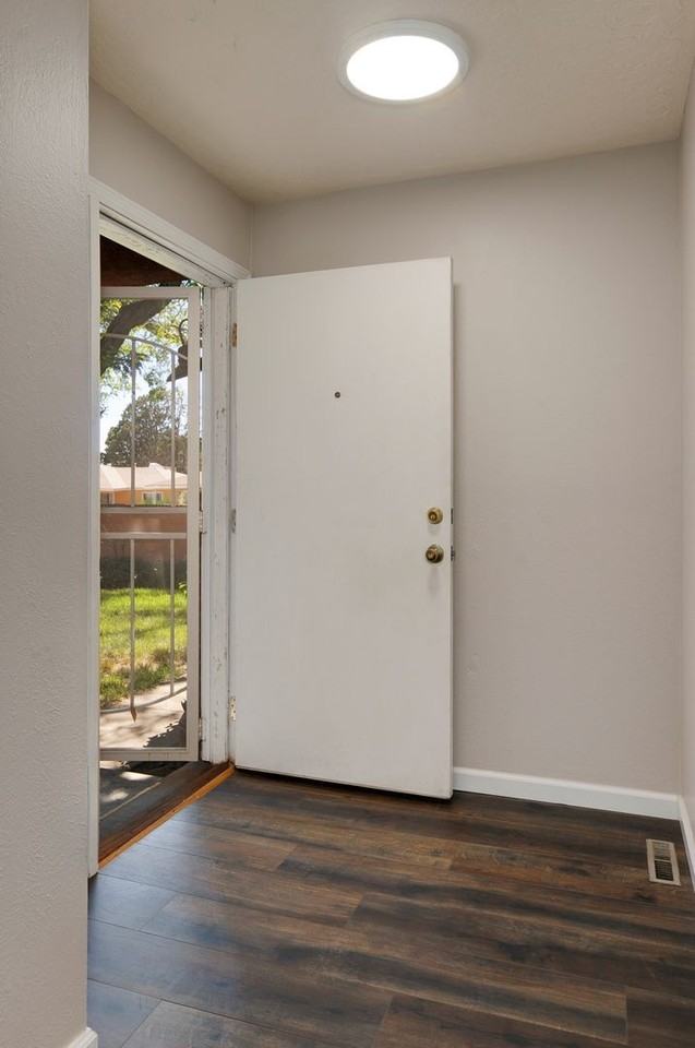 1316 Espejo St Ne - Photo 6 of 32