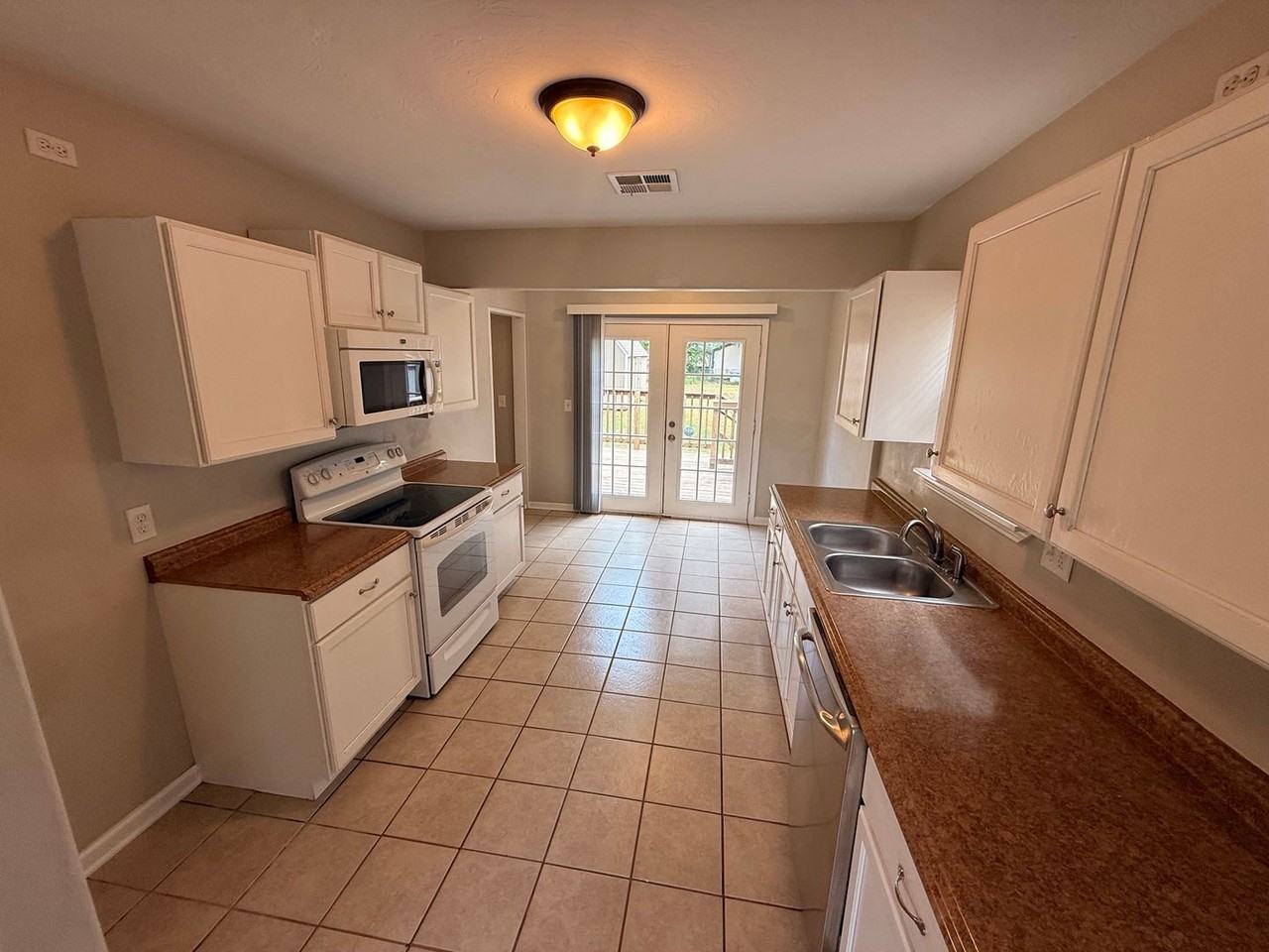 6811 Nw 49th St - Photo 4 of 15