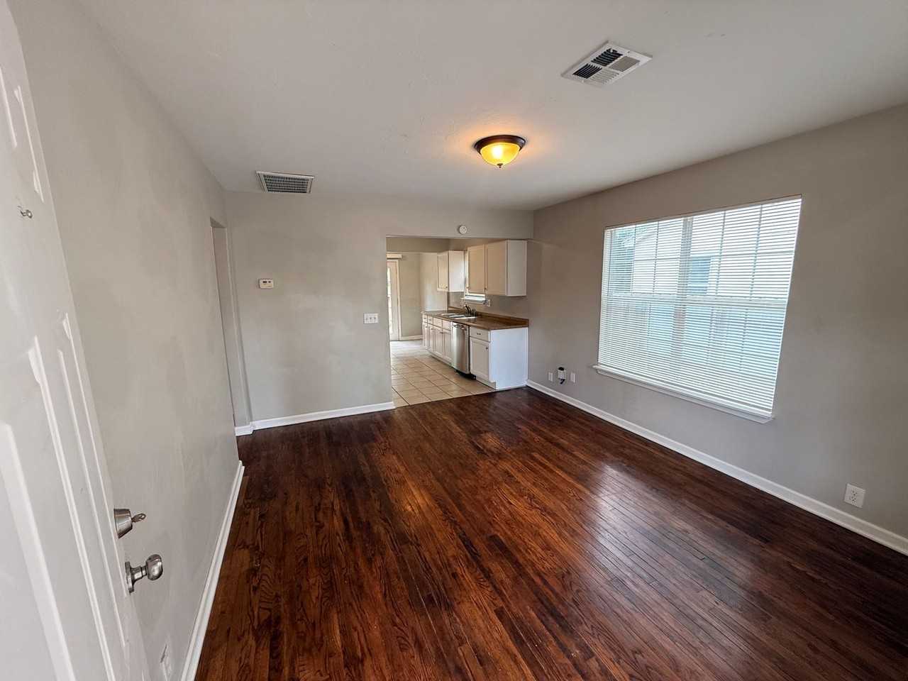 6811 Nw 49th St - Photo 6 of 15