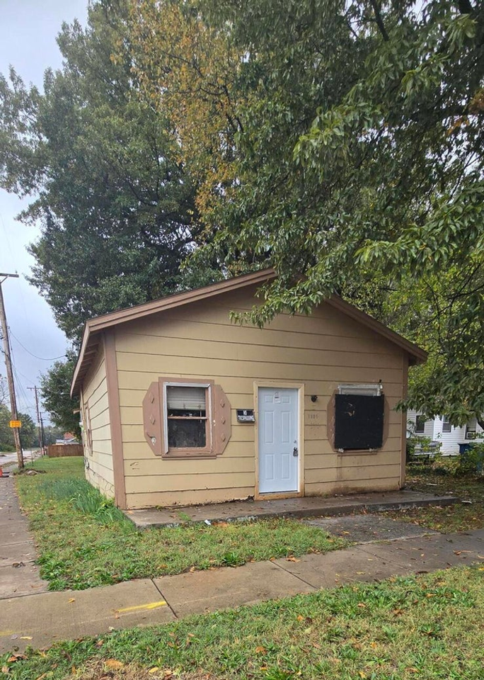 1301 N Rogers Ave - Photo 2 of 10
