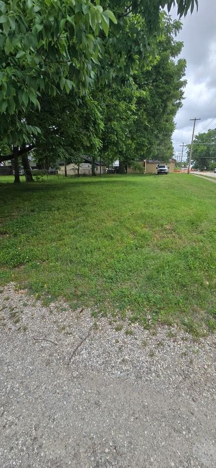 1301 N Rogers Ave - Photo 3 of 10