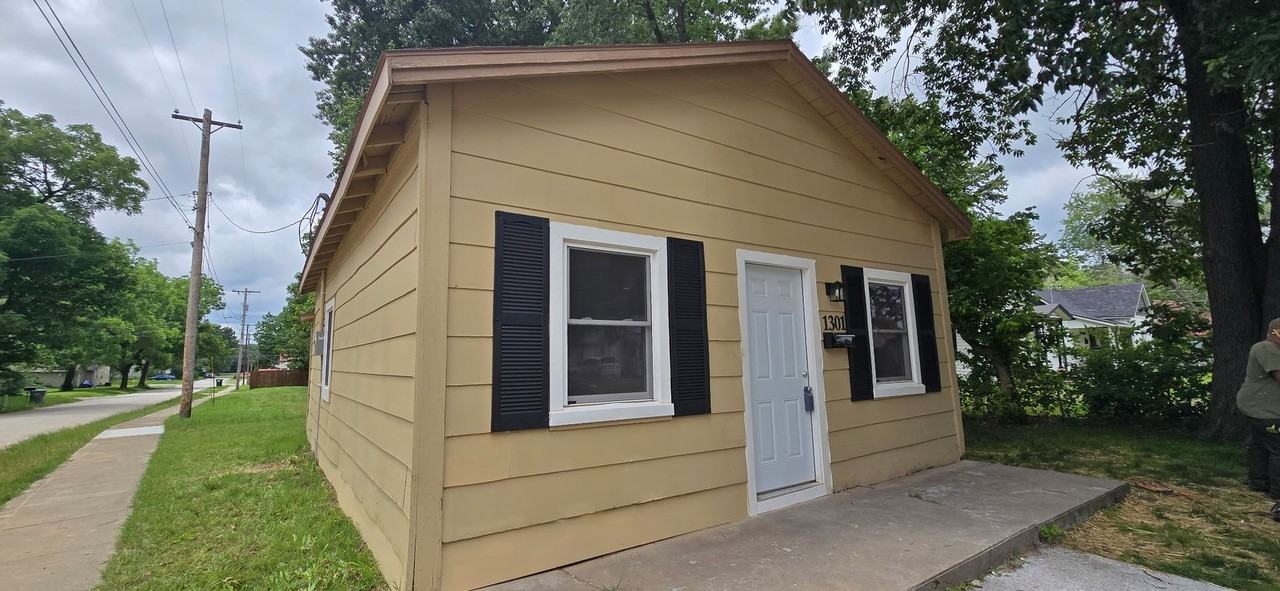 1301 N Rogers Ave - Photo 5 of 10