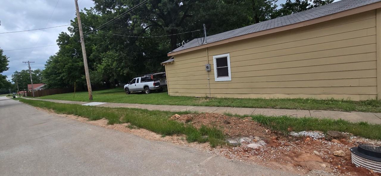 1301 N Rogers Ave - Photo 6 of 10