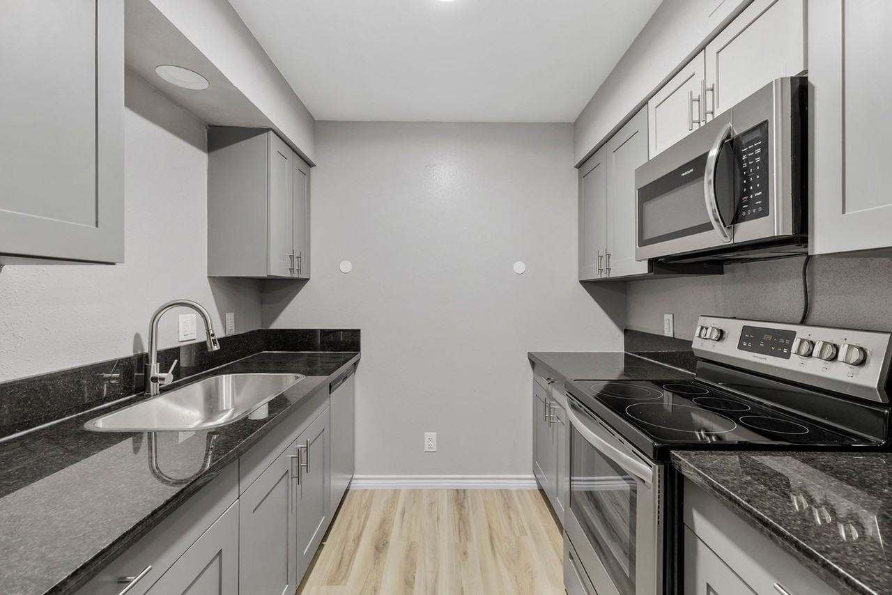 1401 Garrett St - Photo 3 of 20