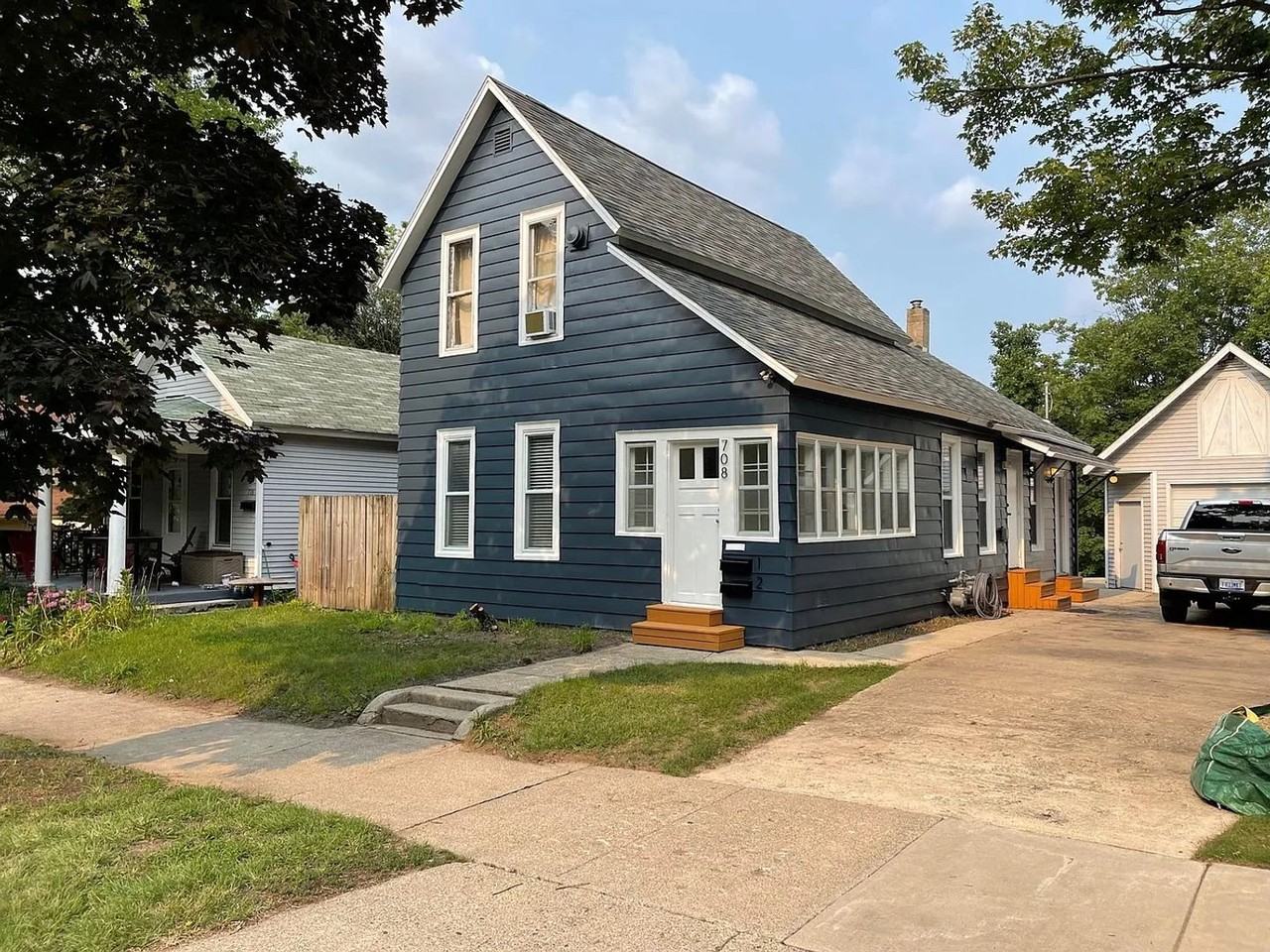 708 Coit Ave Ne - Photo 2 of 25