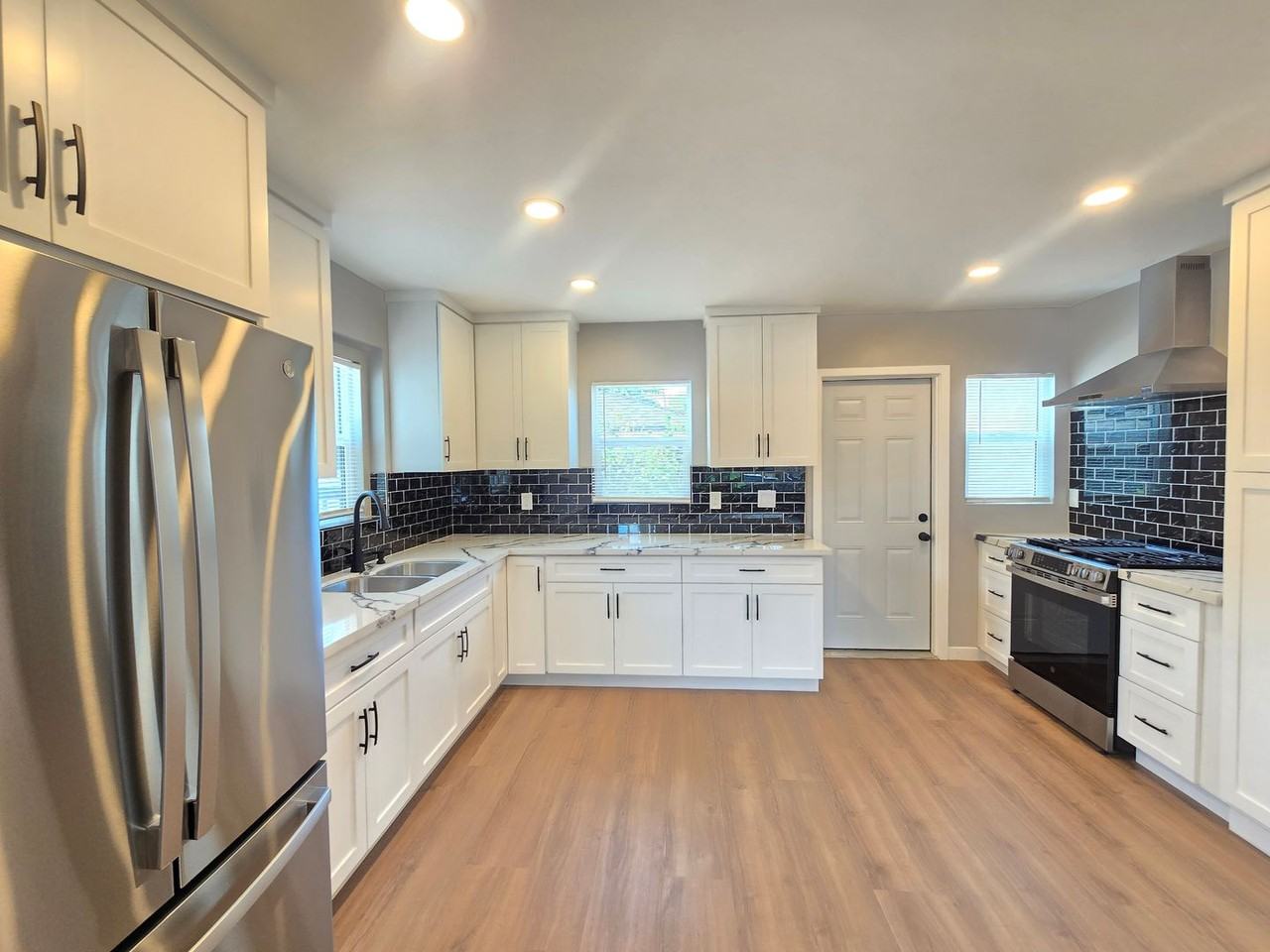 6327 California Ave - Photo 2 of 32
