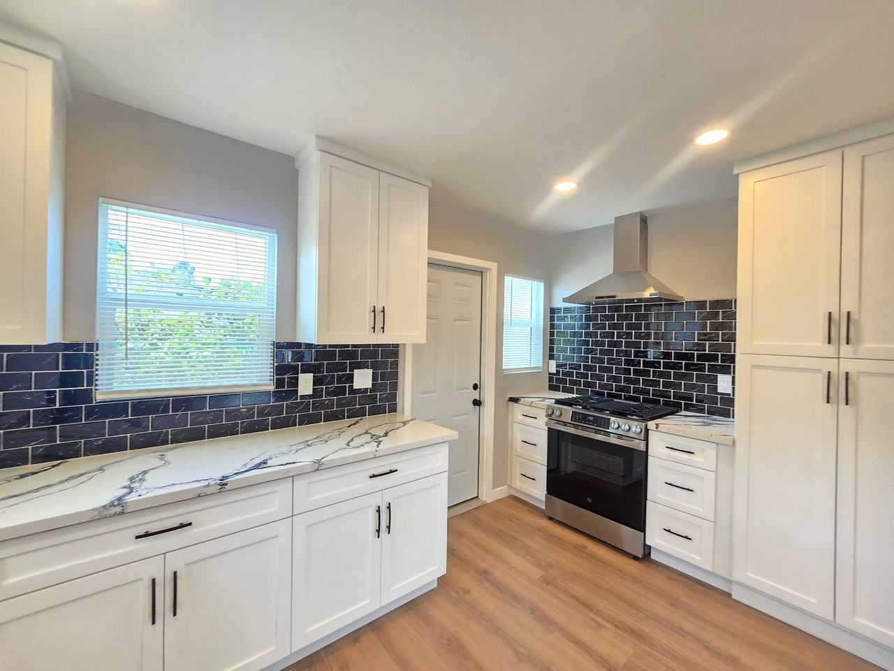 6327 California Ave - Photo 4 of 32