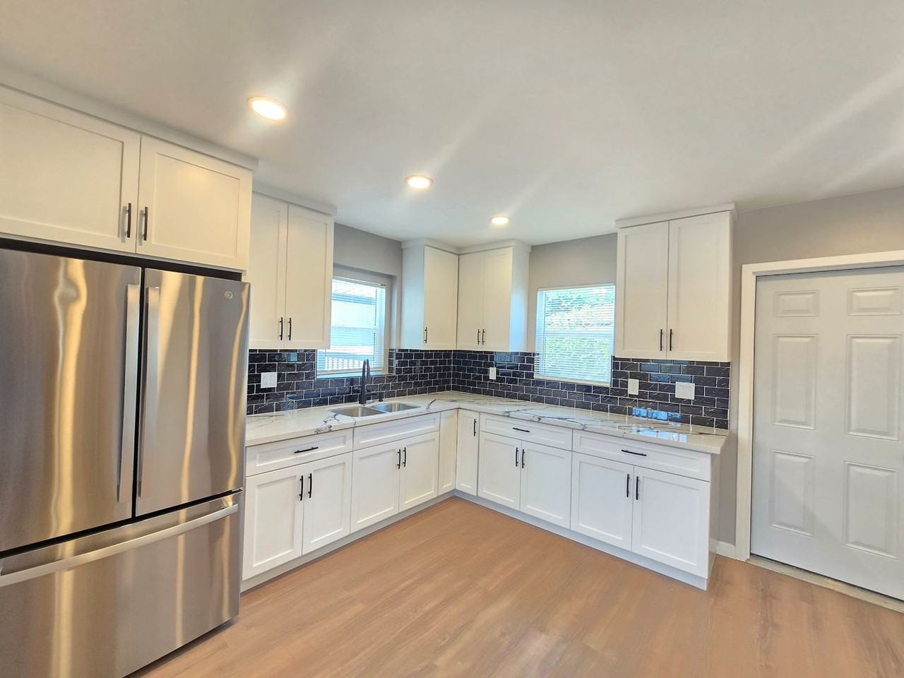 6327 California Ave - Photo 5 of 32