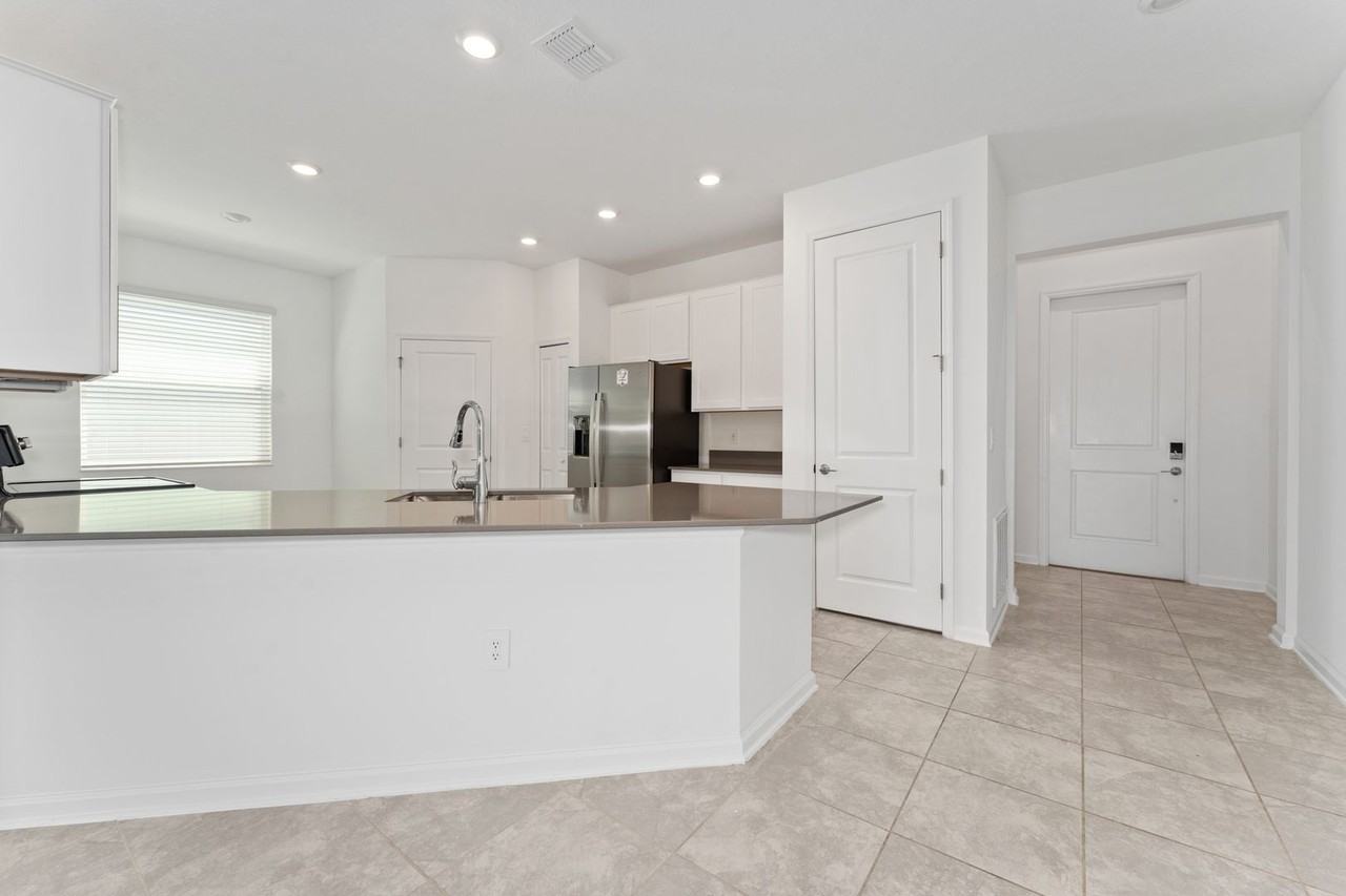 860 Daring Dr - Photo 7 of 39
