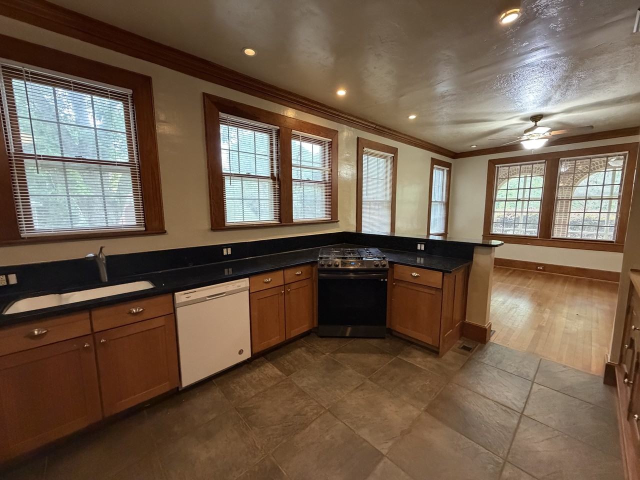 1012 Fitzpatrick Ave #NA - Photo 4 of 13