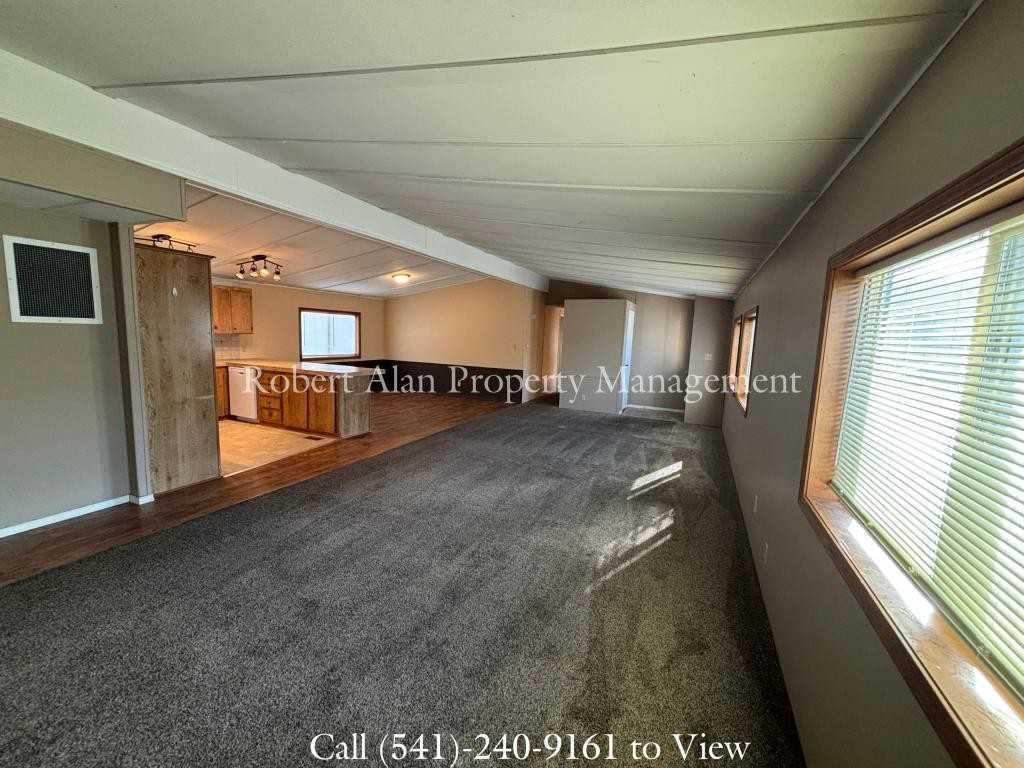 447 Sw 5th St - Photo 3 of 9
